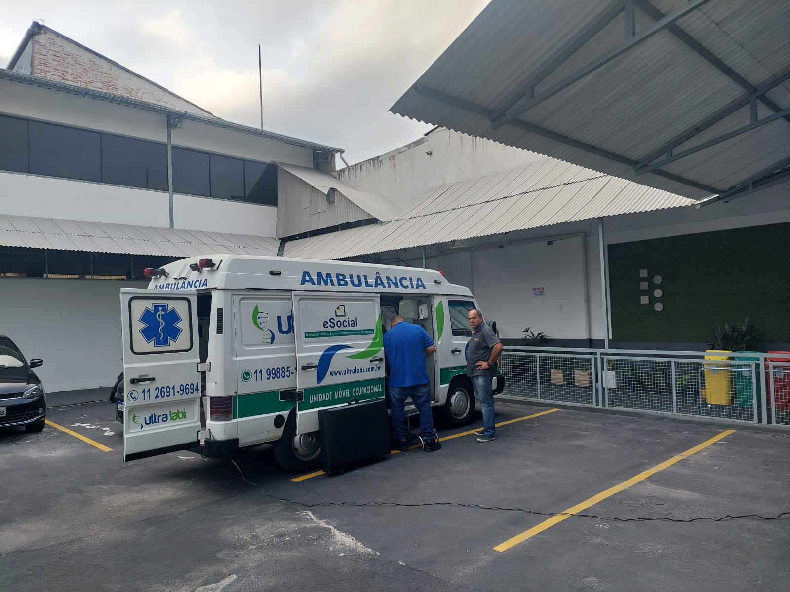 Audiometria — profissional ajustando fones